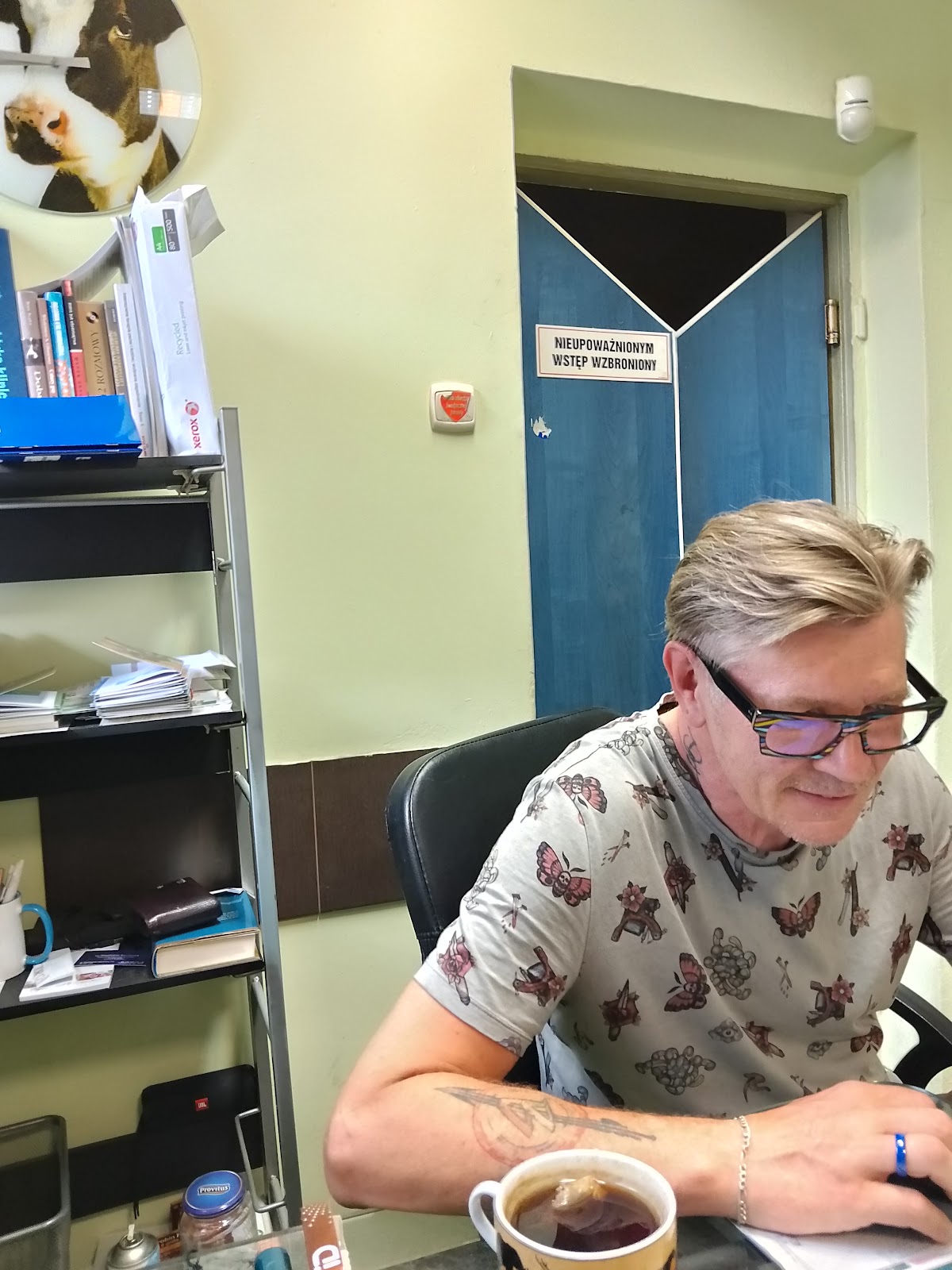 Lek. wet. Piotr Kaczmarek przy pracy w gabinecie ABIVET